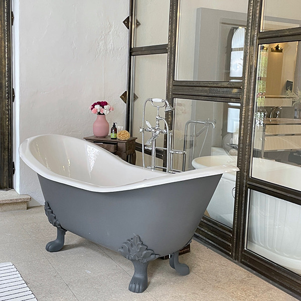 Retro-Badewannenarmaturen und freistehende Badewanne im Retrobad-Showroom